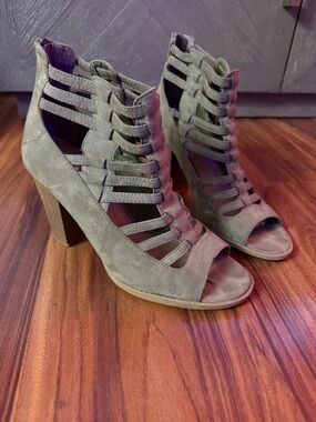 G by Guess Women’s Cutout Suede Peep-Toe Block Heel Sandals - Grayish Green